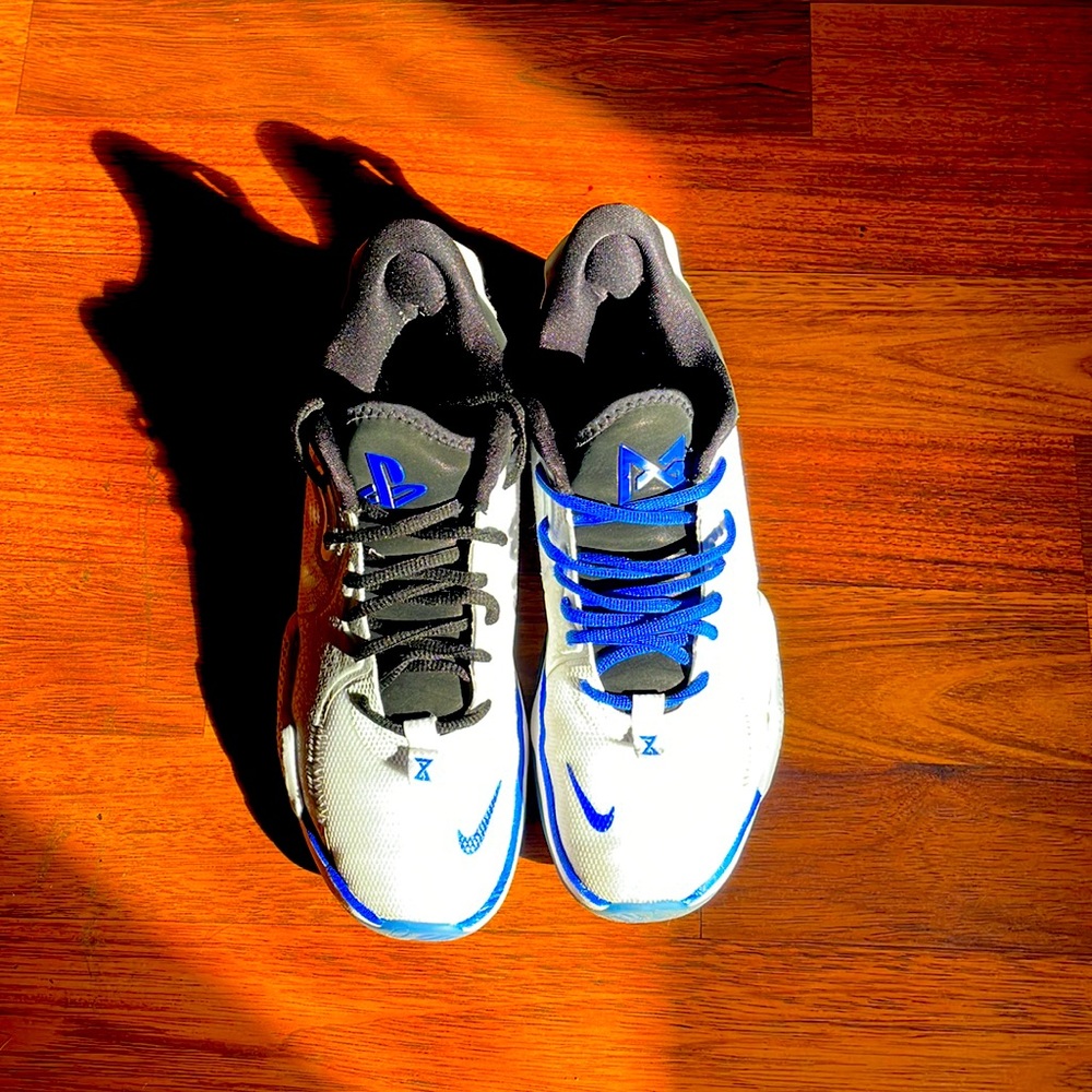 Nike Mens PG5, size mens 8, blue/ white. Like New
